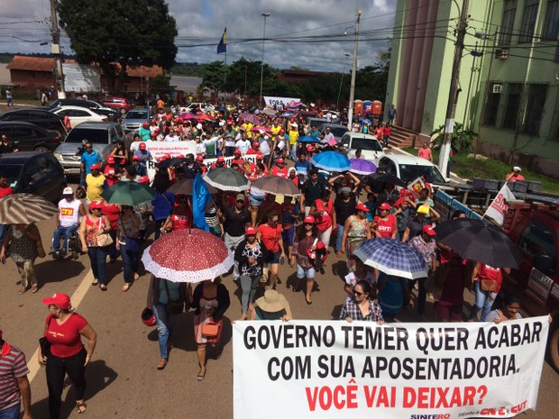 Sindicatos de várias categorias paralisam atividades em protesto à Reforma da Previdência (Foto: Hosana Morais/G1)