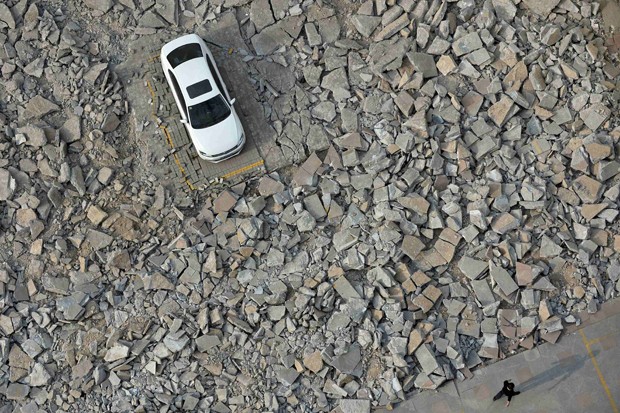 Após 10 tentando encontrar dono do carro, empresa decidiu continuar demolição de prédio com veículo estacionado (Foto: Stinger/Reuters)