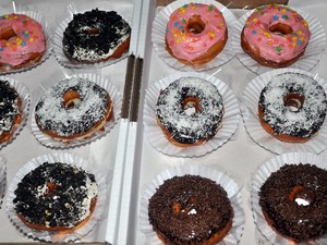 Donuts comercializados por grupo de jovens de Campinas que perderam o emprego (Foto: Luciano Calafiori/G1)