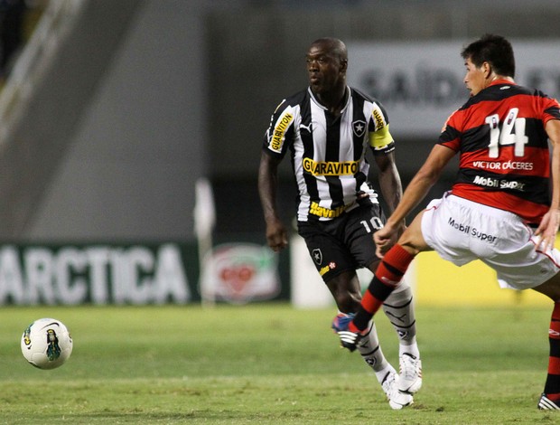 Seedorf e Cáceres Botafogo x Flamengo (Foto: Luciano Belford / Ag. Estado)