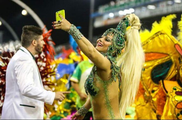 Vivi Araújo com celular na mão: penalizada pelos jurados (Foto: Divulgação)