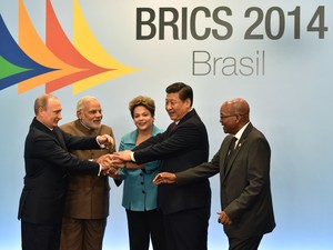 O presidente da Rússia, Vladimir Putin, primeiro-ministro da Índia, Narendra Modi, Dilma Rousseff, presidente da China, Xi Jinping, e da África do Sul, Jacob Zuma (Foto: Nelson Almeida/AFP)