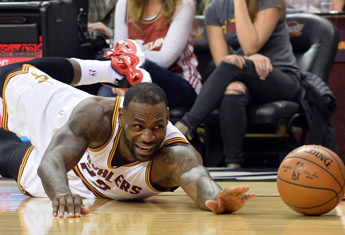 LeBron, do Cleveland, se atira no chão em disputa de bola contra o Philadelphia (Foto: Ken Blaze-USA TODAY Sports)