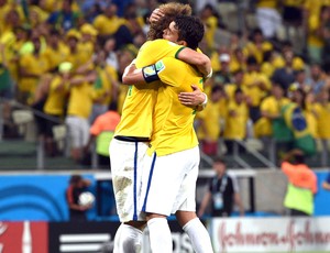 David Luiz e Thiago Silva comemoração Brasil (Foto: Aldo Carneiro / Pernambuco Press)