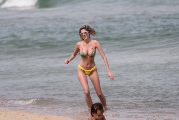 Bárbara Evans na praia (Foto: AgNews)