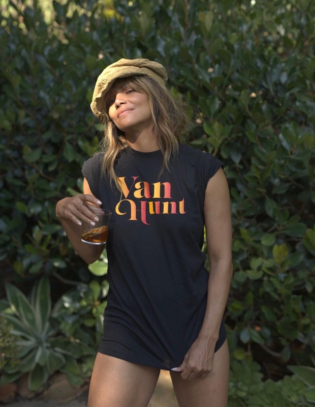 Halle Berry posa de calcinha e com camiseta em homenagem aos 52 anos do namorado, Van Hunt (Foto: Reprodução/Instagram)