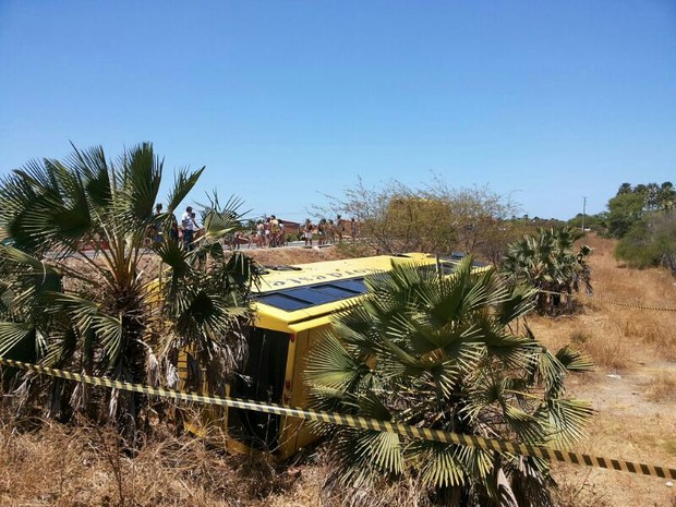 ônibus tomba no km 50 na cidade de aracati (Foto: TV Verdes Mares/Reprodução)