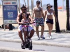 Jogador do Fluminense, Fred curte praia com a filha e faz a festa dos fãs 