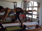 Isis Valverde mostra elasticidade no pilates: 'Força e foco'