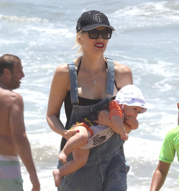 X17 - Gwen Stefani com o filho caçula, Apollo, em Newport Beach, na Califórnia, nos Estados Unidos (Foto: X17online/ Agência)