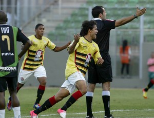 Pedro Ken gol Vitória (Foto: Paulo Fonseca / Futura Press)