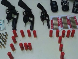 Suspeitos estavam com várias armas e munições (Foto: Divulgação/Polícia Militar)