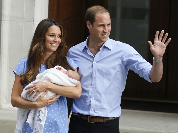 Kate Middleton, duquesa de Cambridge, e o príncipe William deixam o hospital St. Mary's com o primeiro filho do casal (Foto: Kirsty Wigglesworth/AP)