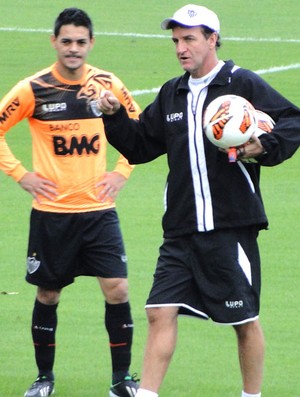 Cuca e Josué do Atlético-MG (Foto: Léo Simonini)