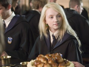 Evanna Lynch começou a interpretar Luna Lovegood em 'Harry Potter e a Ordem da Fênix' (Foto: Divulgação)