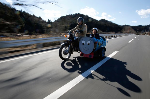 Sadao Kimbara transformou sua moto em sidecar ao usar barril de petróleo (Foto: Toru Hanai/Reuters)