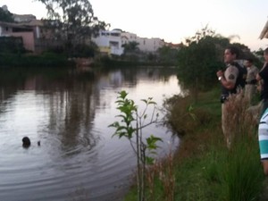 Homem preso em lago de Oliveira (Foto: Marcelo Praxedes/Divulgação)
