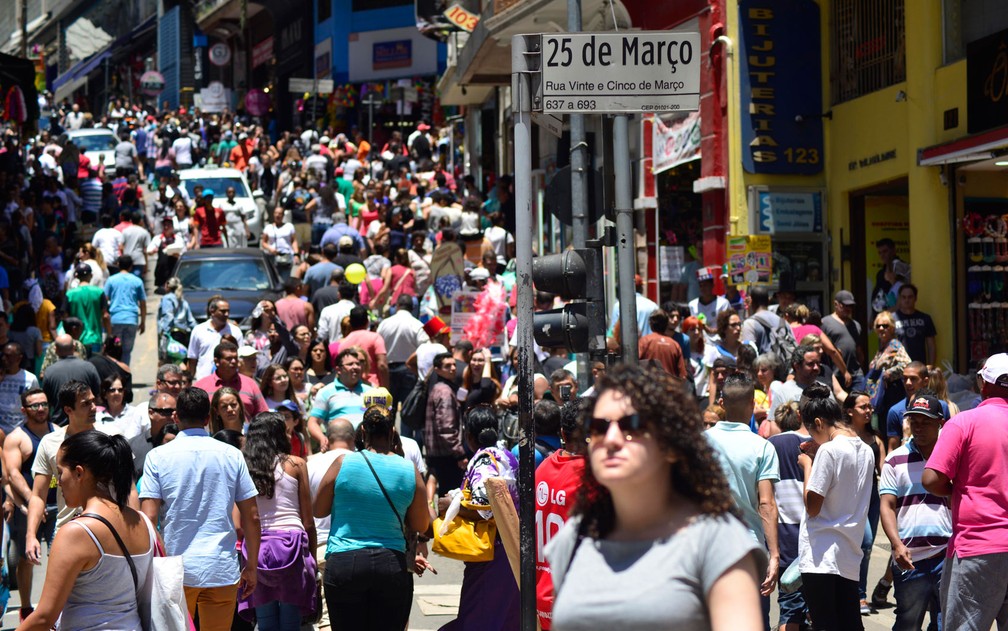 Movimentação de consumidores na região da 25 de Março, região de comércio popular no centro da capital paulista, neste sábado (17) (Foto: Cris Faga/Fox Press Photo/Estadão Conteúdo)