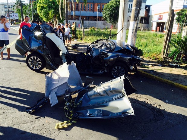 Honda Civic ficou destrudo aps coliso contra poste que matou dois jovens em Bento Gonalves (Foto: Altamir Oliveira / Rdio Estao FM)