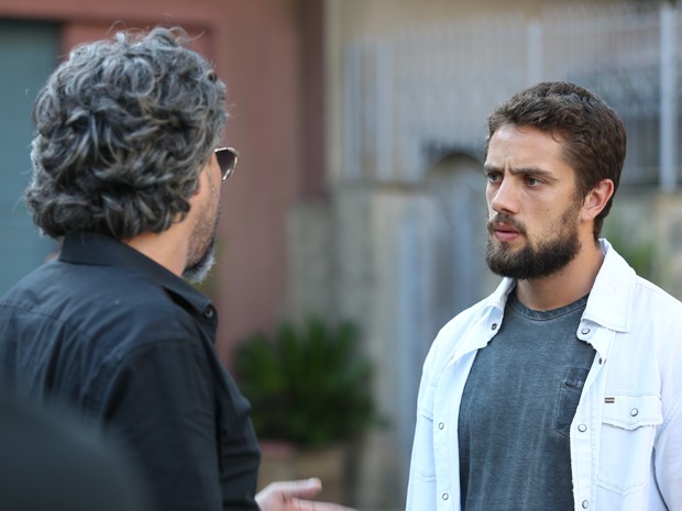 Vicente fica pensativo ao ter conversa com José Alfredo (Foto: Carol Caminha/ Gshow)