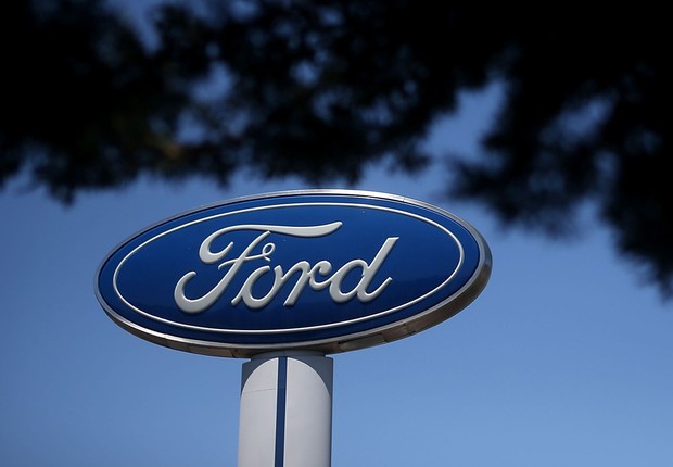 O logotipo da montadora e fabricante de veículos Ford é visto em uma loja de Serramonte, em Colma, na Califórnia (Foto: Justin Sullivan/Getty Images)
