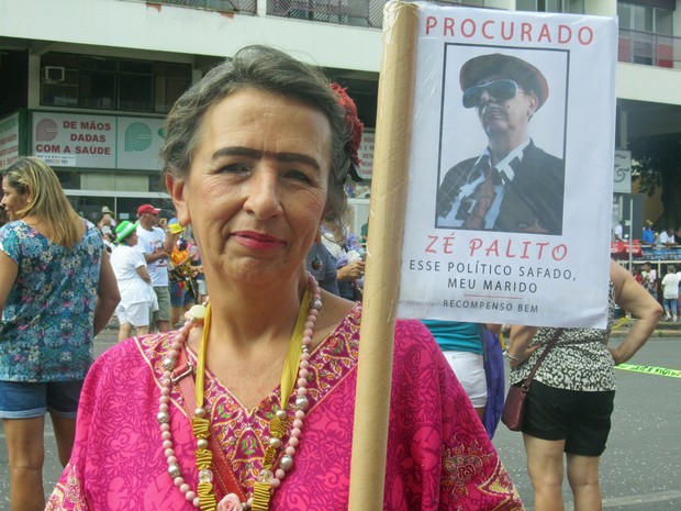 Rita Aventurim, de 58 anos, se fantasiou de Frida Kahlo no Pacotão, bloco tradicional de Brasília (Foto: Jéssica Nascimento/G1) Rita Aventurim, de 58 anos, se fantasiou de Frida Kahlo no Pacotão, bloco tradicional de Brasília (Foto: Jéssica Nascimento/G1)