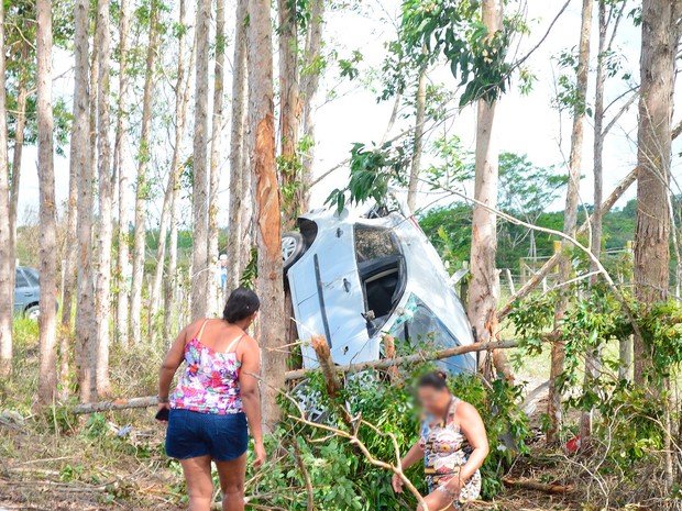 Carro ficou preso entre árvores após acidente em Prado, na Bahia (Foto: Claydson Motta/ Prado Notícia)