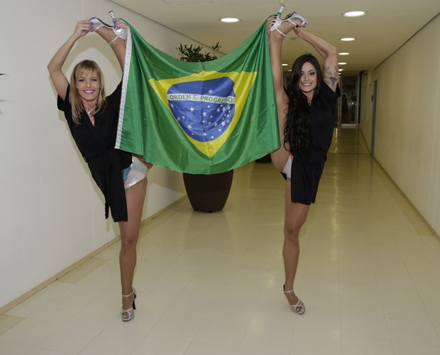 Ju Valcésia e Aline Riscado com bandeira do Brasil (Foto: Fábio Rocha/ TV Globo)