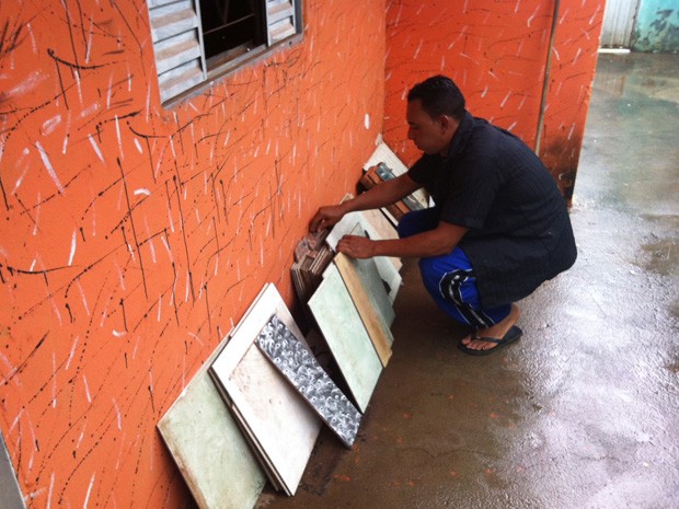 Pedreiro mostra cerâmicas levadas de obra para seu ateliê (Foto: Isabella Formiga/G1)
