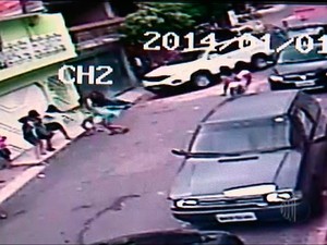 Mulher atropela crianças em Ferraz (Foto: Reprodução/TV Diário)