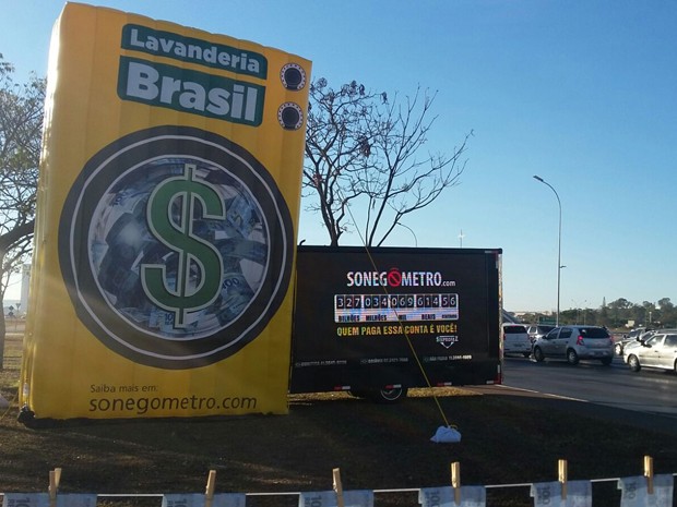 'Sonegmetro' instalado em frente ao Museu Nacional de Braslia (Foto: Sinprofaz/Divulgao)