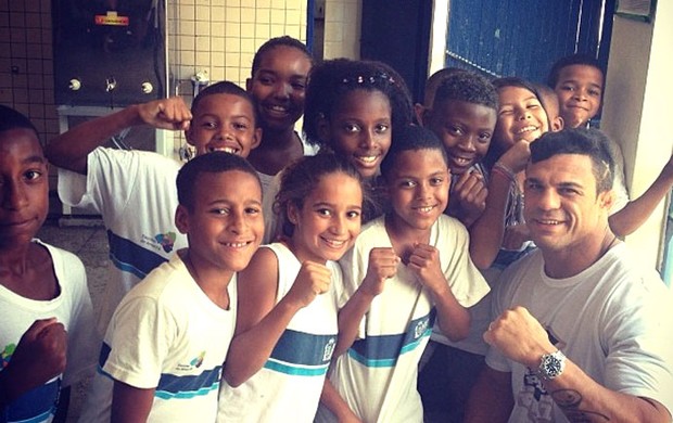 Vitor Belfort crianças de colégio UFC (Foto: Reprodução / Instagran)