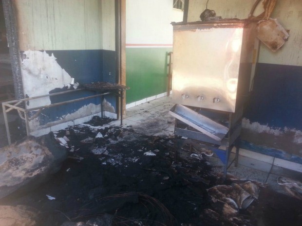 Incêndio foi contido por caminhões-pipa de usina de cana-de-açúcar de Barra do Bugres (Foto: Nilson Guedes/Arquivo pessoal) Incêndio foi contido por caminhões-pipa de usina de cana-de-açúcar de Barra do Bugres (Foto: Nilson Guedes/Arquivo pessoal)