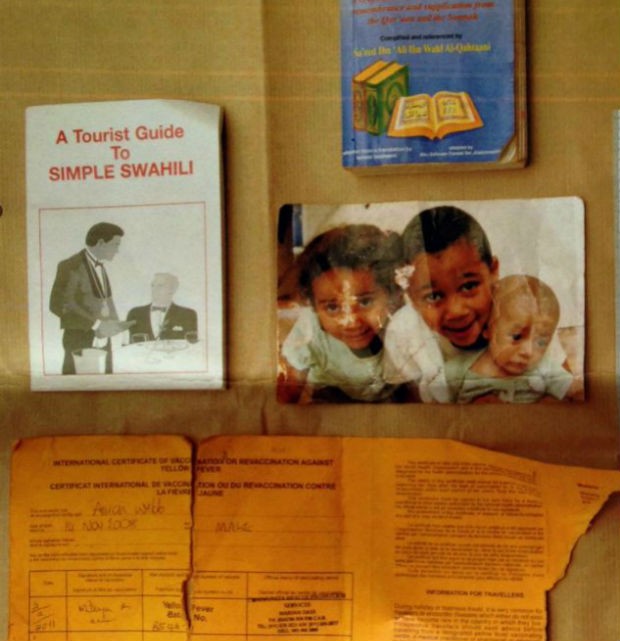 Entre os achados, um cartão de vacinação falsificado, um dicionário bilíngue, fotos dos filhos e um texto religioso  (Foto: reprodução/mirror)