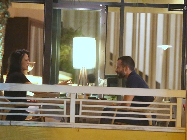 Malvino Salvador e Kyra Gracie em restaurante na Zona Oeste do Rio (Foto: Ag. News)