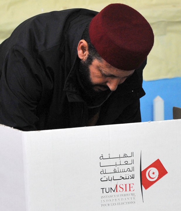 Homem vota na Tunísia, neste domingo (21) (Foto: FETHI BELAID / AFP)