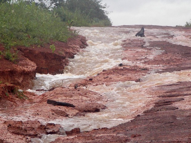 Forte chuva alaga estrada em Nova Nazaré (Foto: site Água Boa News)