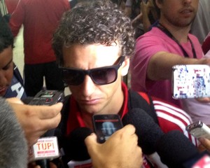 Elano Flamengo Desembarque (Foto: Cauê Rademaker)
