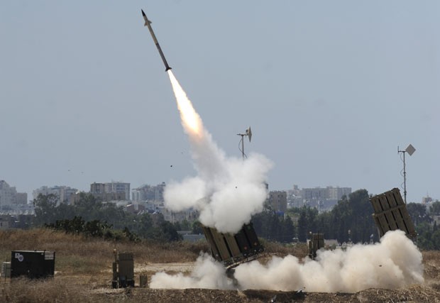 Míssil é lançado no sistema de defesa Iron Dome nesta terça-feira (8) em Ashdod, Israel, perto da fronteira com a Faixa de Gaza (Foto: David Buimovitch/AFP)