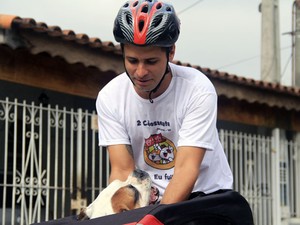 Transporte de cachorro com bicicleta em Jacareí (Foto: Carlos Santos/ G1) Transporte de cachorro com bicicleta em Jacareí (Foto: Carlos Santos/ G1)