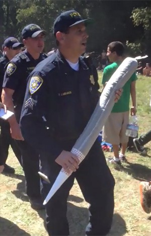 Policial foi filmado carregando cigarro de 1 kg de maconha após apreensão em universidade na Califórnia (Foto: Reprodução/YouTube/MrJakeAntic)
