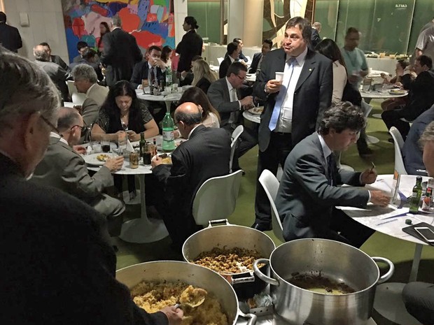 Em meio à sessão, deputados se serviram no buffet de comida mineira servida no cafezinho anexo ao plenário (Foto: Gustavo Garcia / G1)