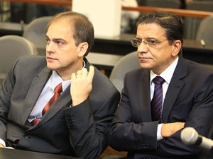Ex-vereador Wladimir Garcez e o advogado Ney Moura Teles, em depoimento à CPI da Delta, em Goiânia (Foto: Ricardo Rafael/O Popular)