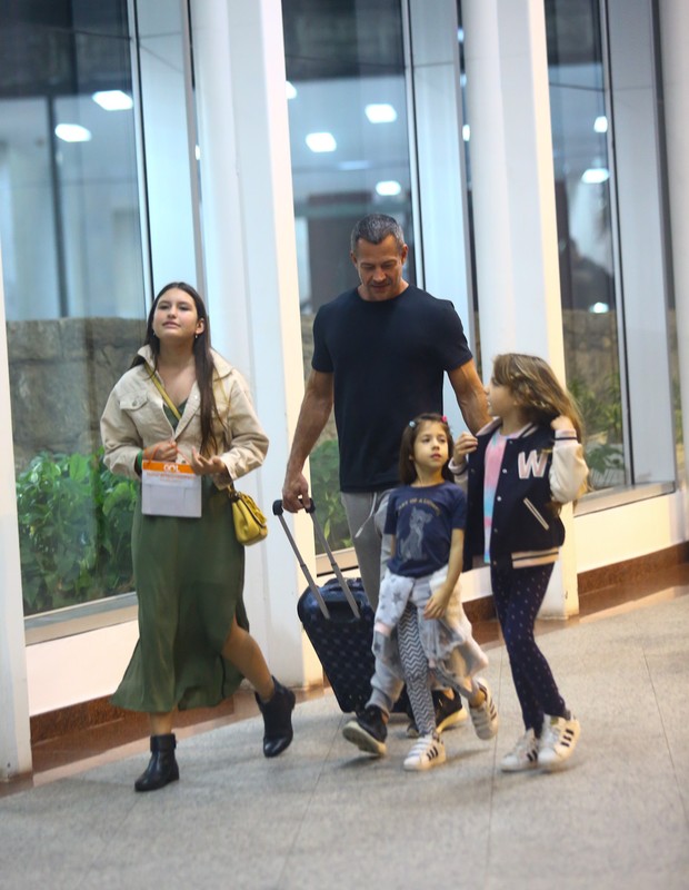 Malvino Salvador e as três filhas, Sofia, Ayra e Kyara (Foto: Vitor Pereira/AgNews)
