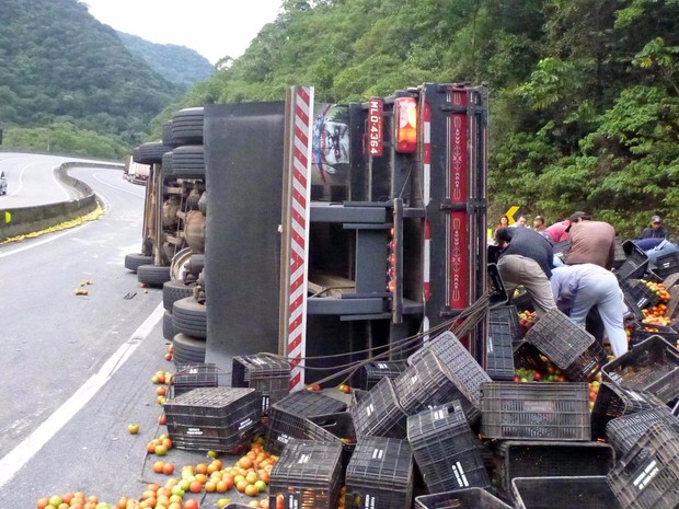 Caminhão com verduras tomba e carga se espalha pela BR-376 (Foto: Divulgação/PRF)