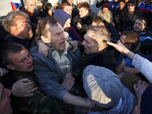 Manifestantes pró-Rússia cercam o general Krutov, da Rússia em frente à base aéra de Kramatorsk, no leste da Ucrânia (Foto: Reuters/Marko Djurica)