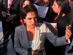 Juliana Oliveira, uma das manifestantes, do lado de fora do prédio do STF (Foto: Fabiano Costa / G1)