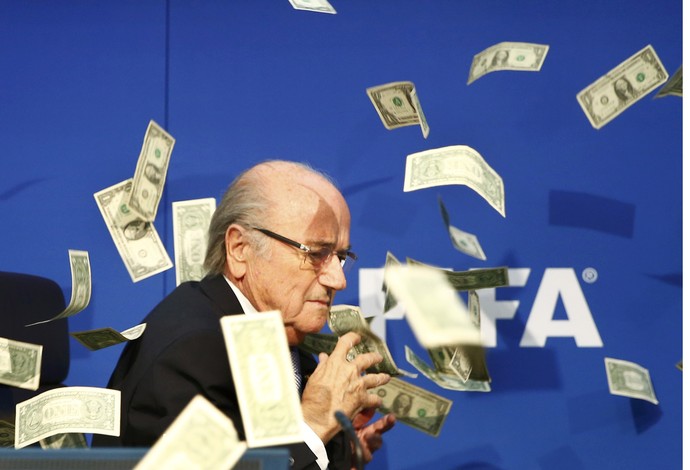 Protesto Fifa Joseph Blatter dinheiro (Foto: Reuters)