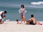 Giovanna Antonelli leva as filhas gêmeas à praia
