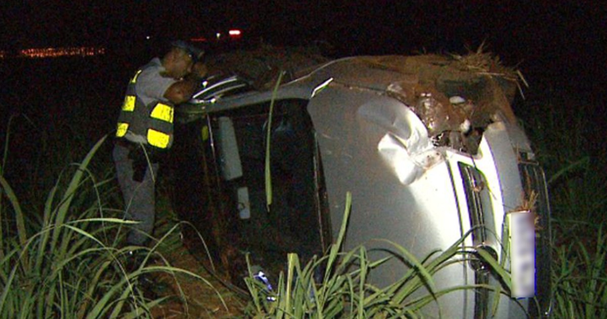 G1 Capotagem deixa um gravemente ferido em rodovia de Jardinópolis